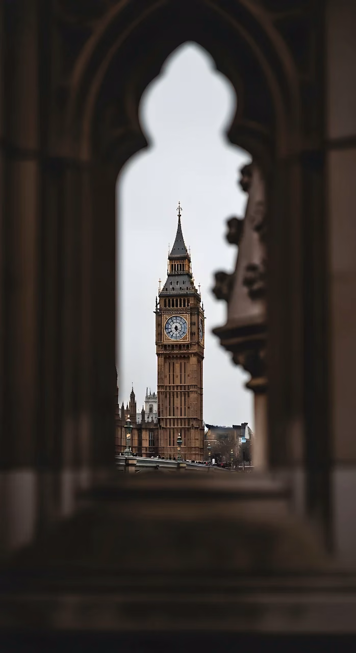 London Big Ben Framed Through Gothic Archway - Free Mobile AMOLED Wallpaper Background