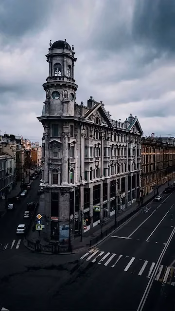 Ornate Historic Building Corner Dark Cityscape Architecture - Free 4K & 8K Mobile Wallpaper